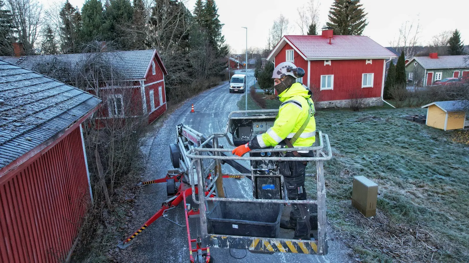 Nuohooja työskentelee hormin parissa katolla
