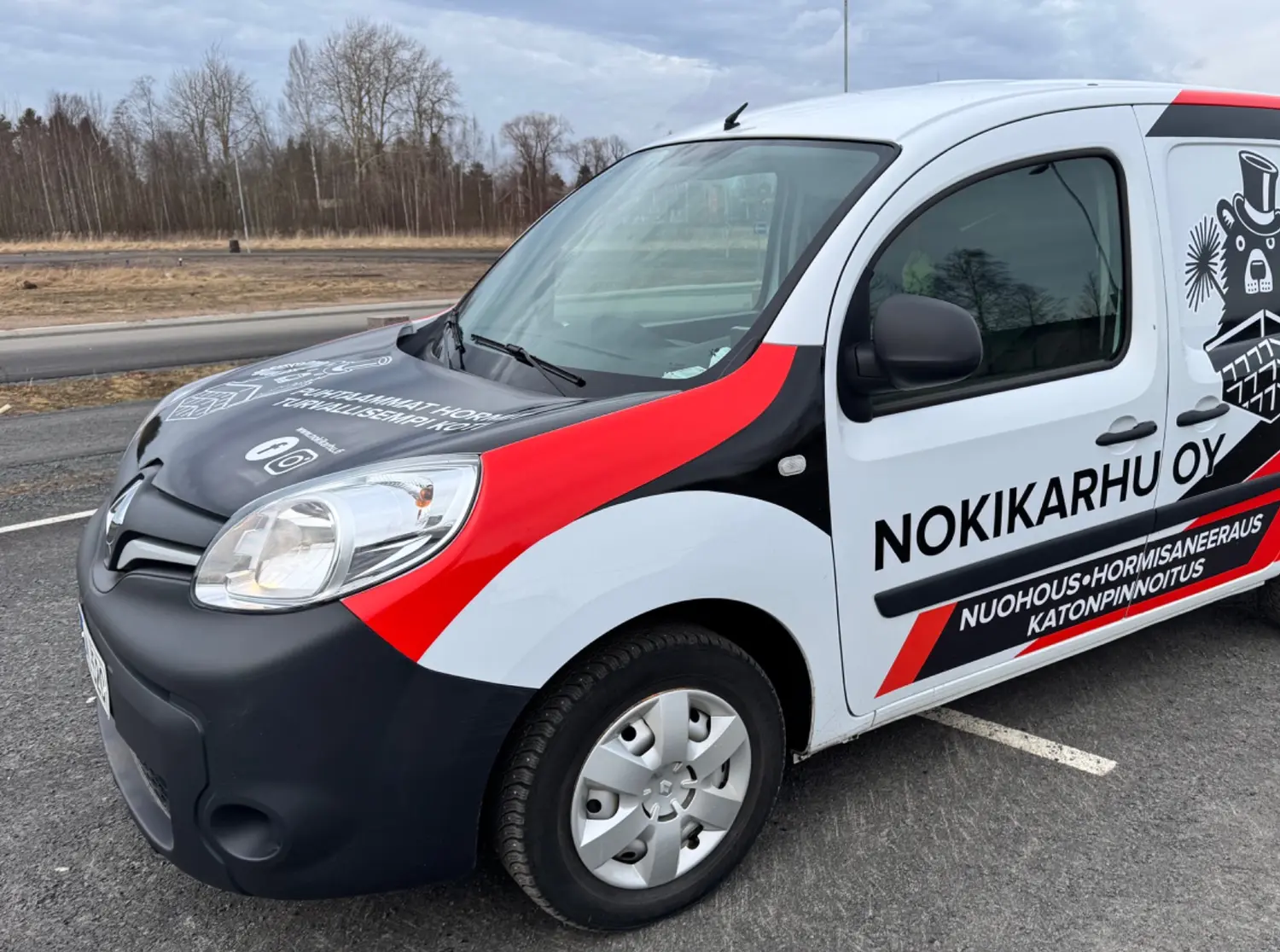 Nokikarhun pakettiauto yhteystietoteippauksin
