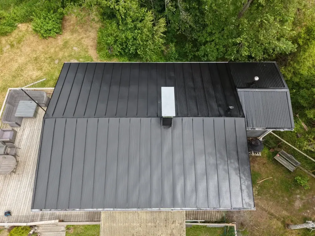 Peltikatto mustaksi pinnoitettuna työn jälkeen