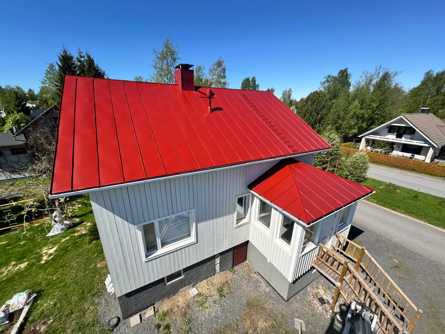 Punainen peltikatto pinnoituksen jälkeen